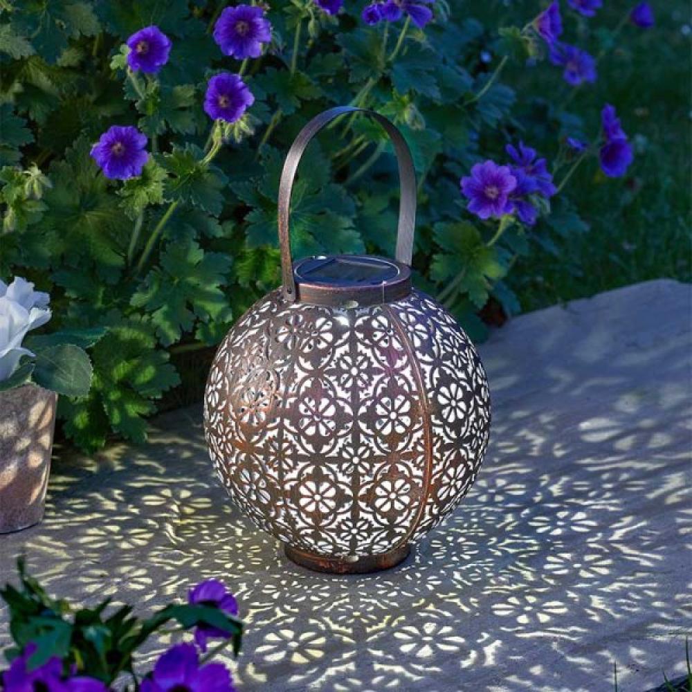 Solarleuchte beleuchtet im Garten